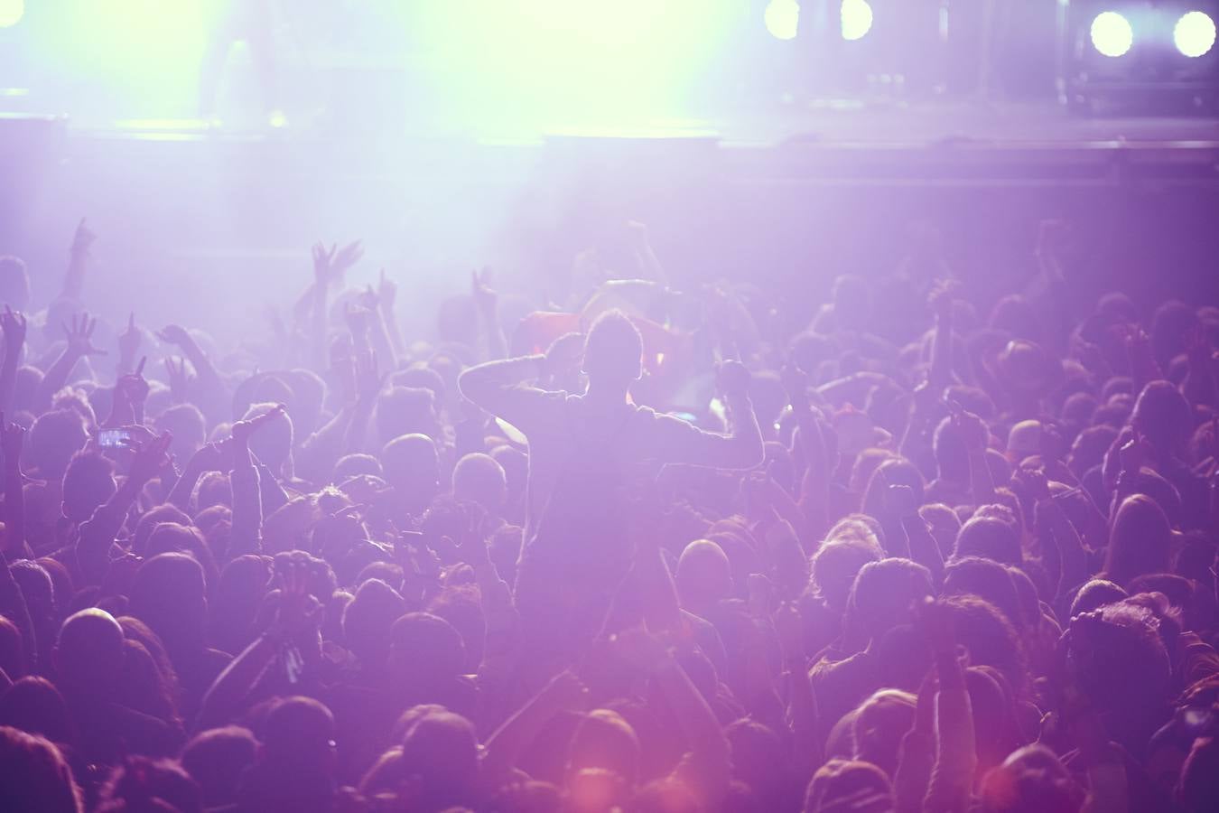 El plantel de la noche prometía, con Leiva, Fangoria, Sidonie, Coque Maya y Xoel López. Y con ellos, 25.000 personas pudieron disfrutar de la completa oferta musical que se fue sucediendo entre los escenarios Ribera del Duero y Aranda. Con el cartel de no hay billetes colgado desde última hora del jueves, la organización decidió duplicar anoche los carriles de entrada al recinto para evitar las colas que se formaron en la jornada del jueves y generaron las quejas de algunos usuarios.