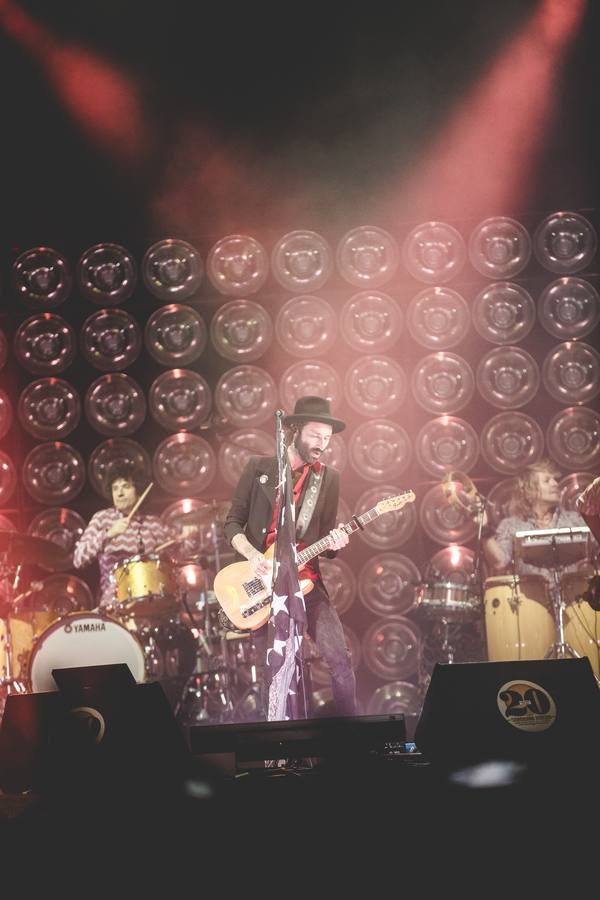 El plantel de la noche prometía, con Leiva, Fangoria, Sidonie, Coque Maya y Xoel López. Y con ellos, 25.000 personas pudieron disfrutar de la completa oferta musical que se fue sucediendo entre los escenarios Ribera del Duero y Aranda. Con el cartel de no hay billetes colgado desde última hora del jueves, la organización decidió duplicar anoche los carriles de entrada al recinto para evitar las colas que se formaron en la jornada del jueves y generaron las quejas de algunos usuarios.