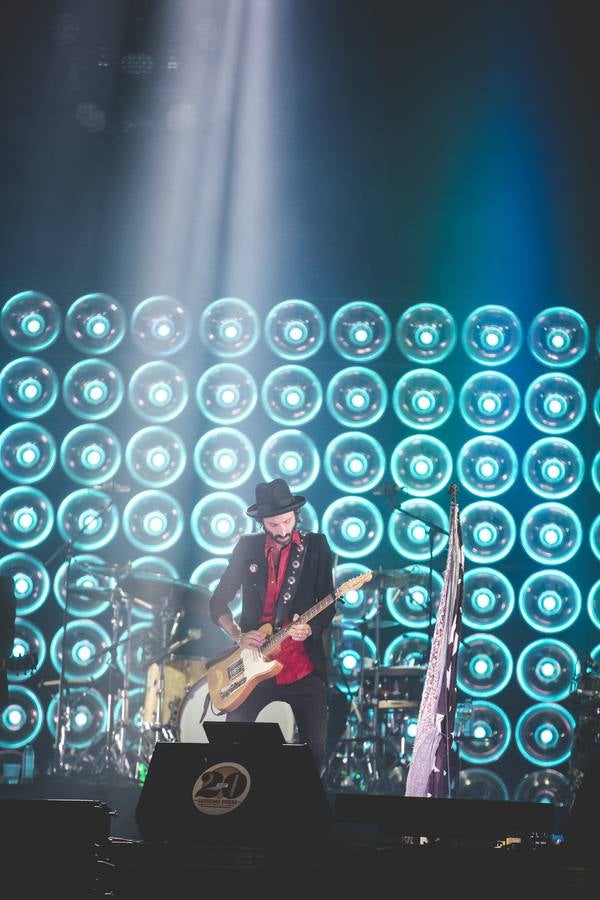 El plantel de la noche prometía, con Leiva, Fangoria, Sidonie, Coque Maya y Xoel López. Y con ellos, 25.000 personas pudieron disfrutar de la completa oferta musical que se fue sucediendo entre los escenarios Ribera del Duero y Aranda. Con el cartel de no hay billetes colgado desde última hora del jueves, la organización decidió duplicar anoche los carriles de entrada al recinto para evitar las colas que se formaron en la jornada del jueves y generaron las quejas de algunos usuarios.