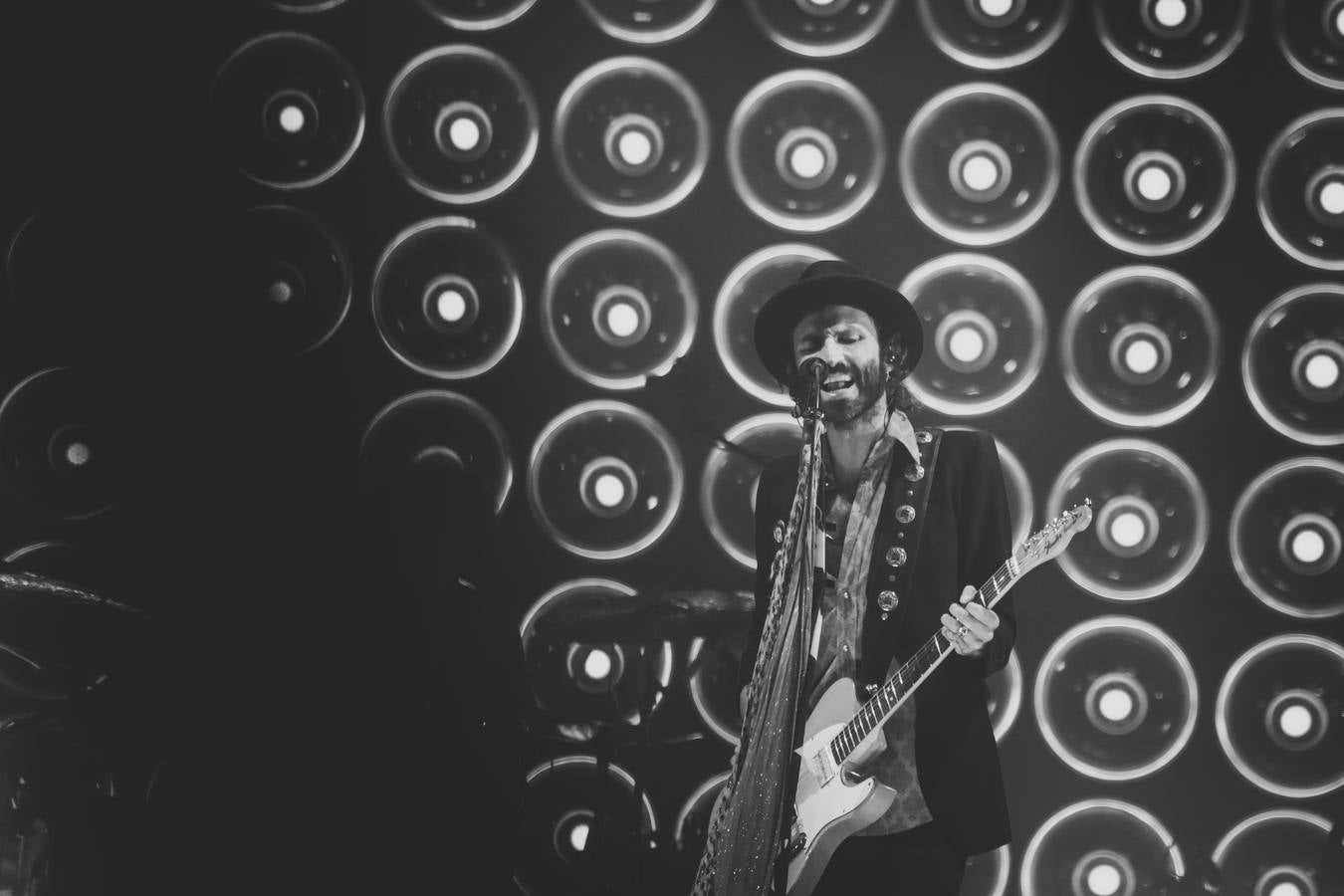 El plantel de la noche prometía, con Leiva, Fangoria, Sidonie, Coque Maya y Xoel López. Y con ellos, 25.000 personas pudieron disfrutar de la completa oferta musical que se fue sucediendo entre los escenarios Ribera del Duero y Aranda. Con el cartel de no hay billetes colgado desde última hora del jueves, la organización decidió duplicar anoche los carriles de entrada al recinto para evitar las colas que se formaron en la jornada del jueves y generaron las quejas de algunos usuarios.