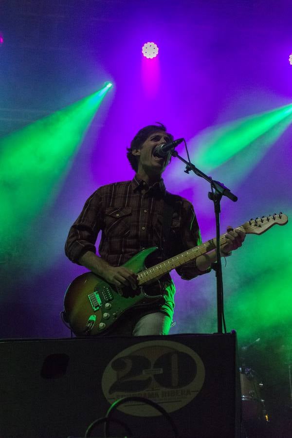 El plantel de la noche prometía, con Leiva, Fangoria, Sidonie, Coque Maya y Xoel López. Y con ellos, 25.000 personas pudieron disfrutar de la completa oferta musical que se fue sucediendo entre los escenarios Ribera del Duero y Aranda. Con el cartel de no hay billetes colgado desde última hora del jueves, la organización decidió duplicar anoche los carriles de entrada al recinto para evitar las colas que se formaron en la jornada del jueves y generaron las quejas de algunos usuarios.