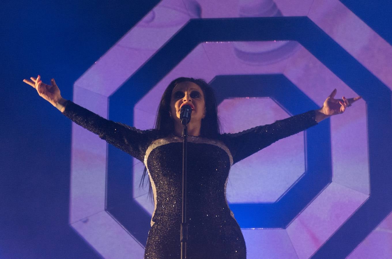 El plantel de la noche prometía, con Leiva, Fangoria, Sidonie, Coque Maya y Xoel López. Y con ellos, 25.000 personas pudieron disfrutar de la completa oferta musical que se fue sucediendo entre los escenarios Ribera del Duero y Aranda. Con el cartel de no hay billetes colgado desde última hora del jueves, la organización decidió duplicar anoche los carriles de entrada al recinto para evitar las colas que se formaron en la jornada del jueves y generaron las quejas de algunos usuarios.