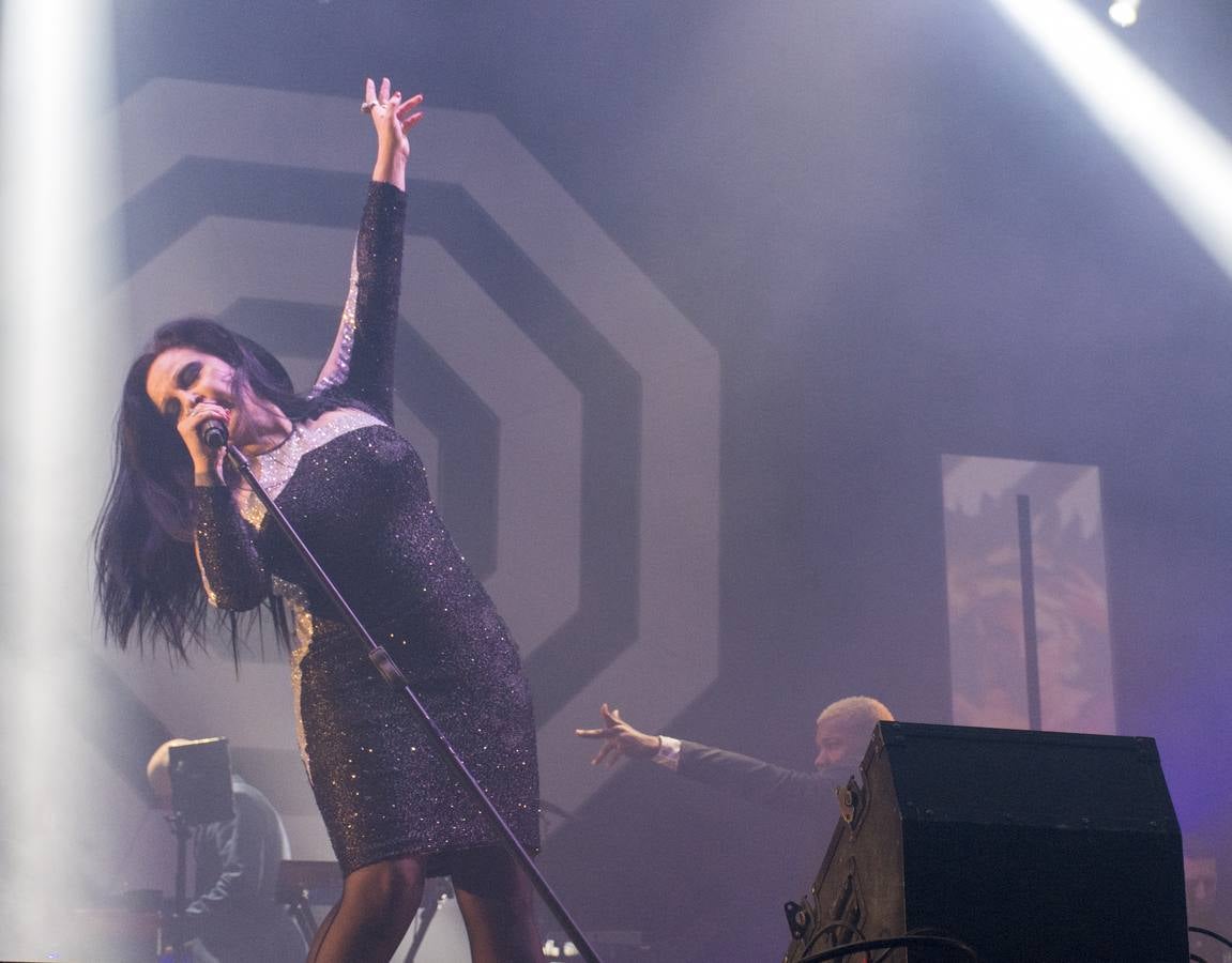 El plantel de la noche prometía, con Leiva, Fangoria, Sidonie, Coque Maya y Xoel López. Y con ellos, 25.000 personas pudieron disfrutar de la completa oferta musical que se fue sucediendo entre los escenarios Ribera del Duero y Aranda. Con el cartel de no hay billetes colgado desde última hora del jueves, la organización decidió duplicar anoche los carriles de entrada al recinto para evitar las colas que se formaron en la jornada del jueves y generaron las quejas de algunos usuarios.