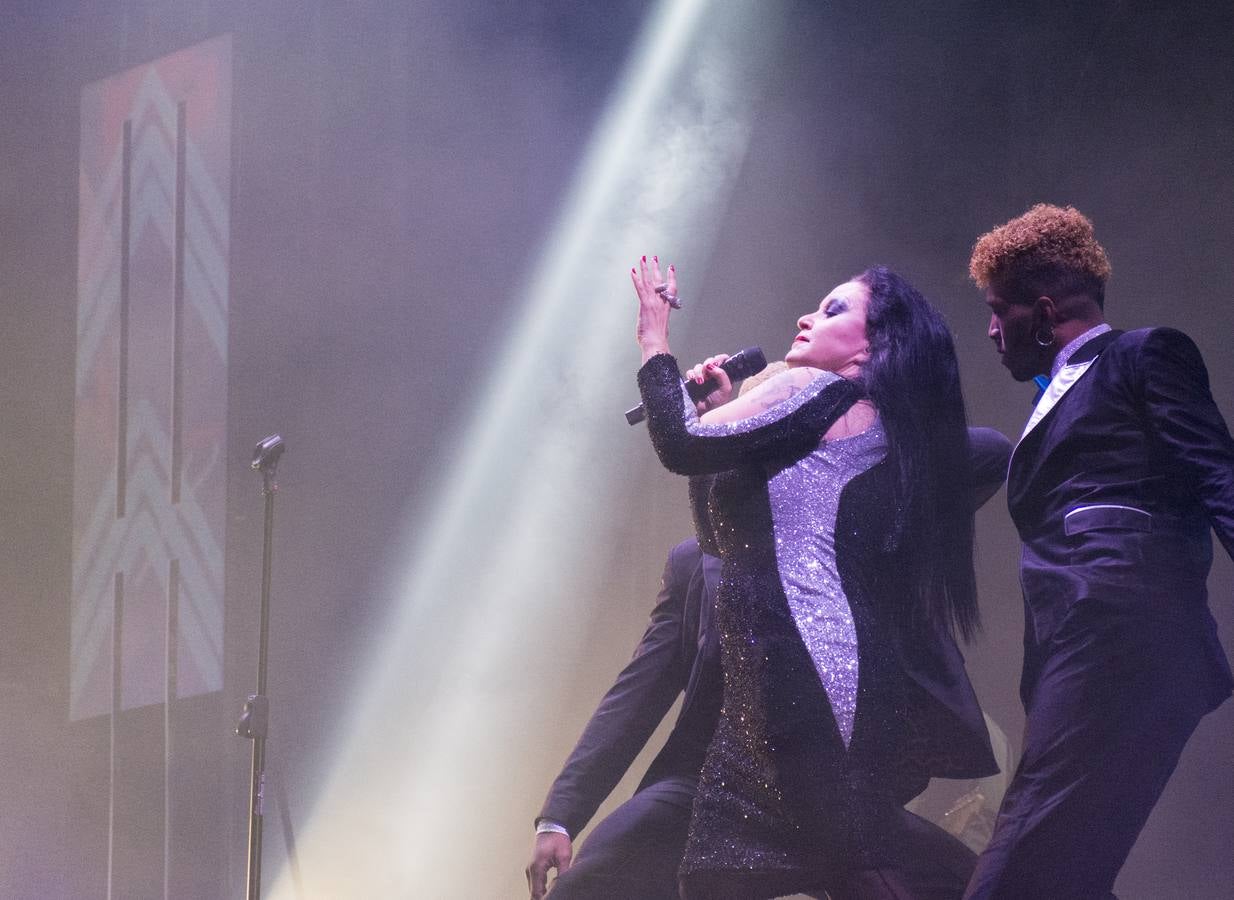 El plantel de la noche prometía, con Leiva, Fangoria, Sidonie, Coque Maya y Xoel López. Y con ellos, 25.000 personas pudieron disfrutar de la completa oferta musical que se fue sucediendo entre los escenarios Ribera del Duero y Aranda. Con el cartel de no hay billetes colgado desde última hora del jueves, la organización decidió duplicar anoche los carriles de entrada al recinto para evitar las colas que se formaron en la jornada del jueves y generaron las quejas de algunos usuarios.