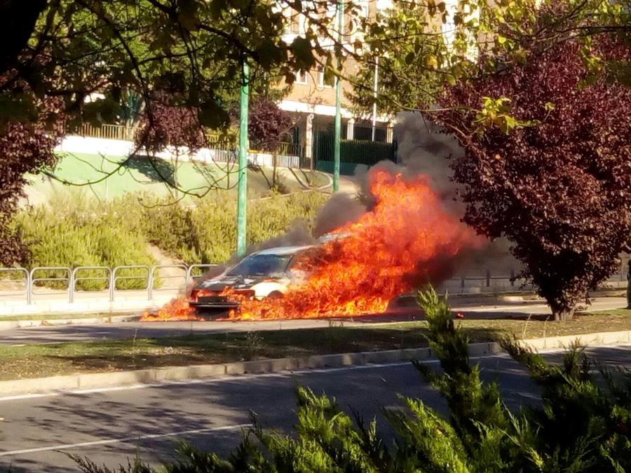 Un coche ardió ayer a las puertas del cuartel de la Guardia Civil en San Isidro. A la conductora solo la dio tiempo de bajarse del vehículo, antes de ver como el fuego consumia el auto. 