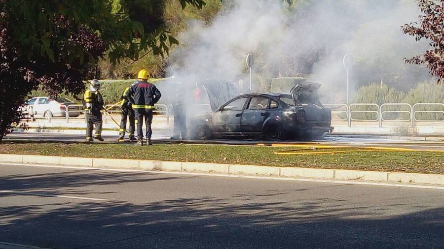 Un coche ardió ayer a las puertas del cuartel de la Guardia Civil en San Isidro. A la conductora solo la dio tiempo de bajarse del vehículo, antes de ver como el fuego consumia el auto. 