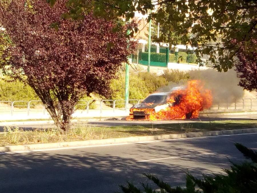 Un coche ardió ayer a las puertas del cuartel de la Guardia Civil en San Isidro. A la conductora solo la dio tiempo de bajarse del vehículo, antes de ver como el fuego consumia el auto. 