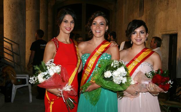La ya corregidora de las fiestas de Cuéllar, Paula de la Calle (centro), junto a a sus damas, Dunia El Idrissi (izq.) y Silvia Cárdaba.