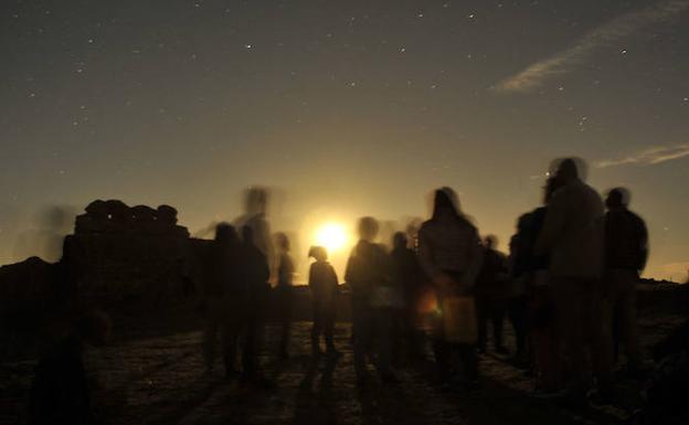 Grupo de participantes del taller de astronomía organizado en Urueña observan el incipiente cielo estrellado. 