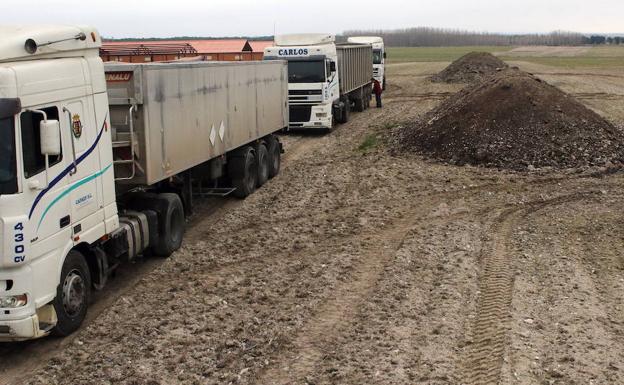 Retirada, el pasado invierno, de los residuos de la planta de compostaje en Fuentepelayo. 