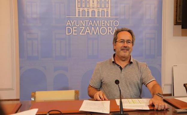 : El alcalde de Zamora, Francisco Guarido, en la sala de comisiones del Ayuntamiento. 