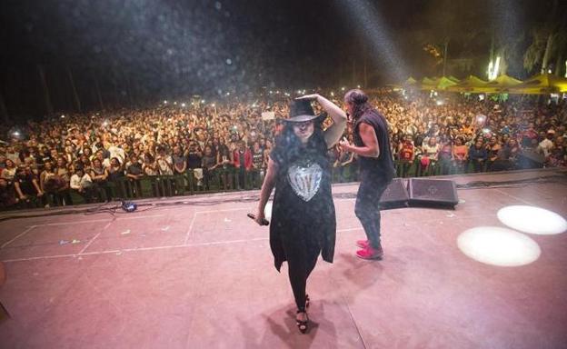 Camela, la banda de "tecno-rumba" con 24 años de carrera y siete millones de discos vendidos, durante te su actuación anoche en el Sonorama.