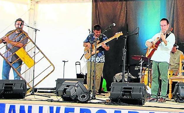 Eliseo Parra y su banda durante su actuación en Almuenza Folk. 