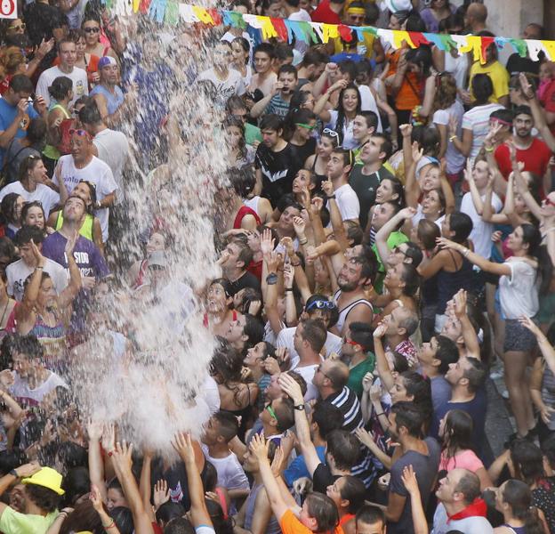 Cientos de jóvenes se refrescan con el chúndara en las fiestas de Peñafiel, Valladolid. 