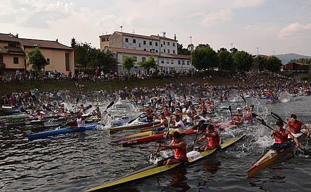 Los palistas toman la salida de la LII edición de la Regata Internacional del Carrión en Velilla.