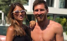Antonella y Messi, en la piscina de su casa. 