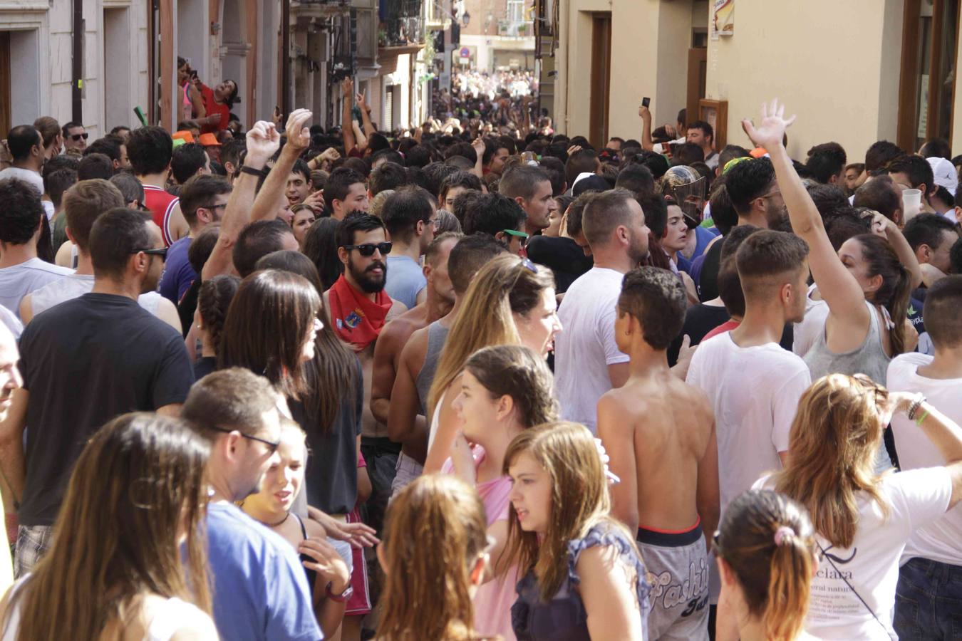 La alta participación no impidió que el pasacalles llegase a hora a su destino, la espectacular plaza del Coso