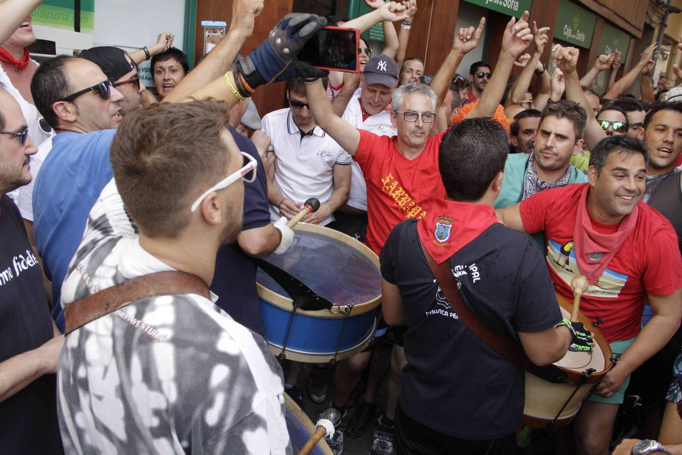 La alta participación no impidió que el pasacalles llegase a hora a su destino, la espectacular plaza del Coso