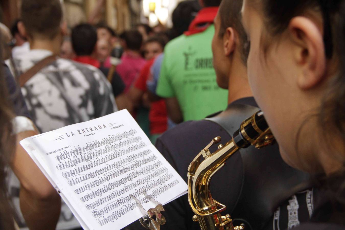 La alta participación no impidió que el pasacalles llegase a hora a su destino, la espectacular plaza del Coso