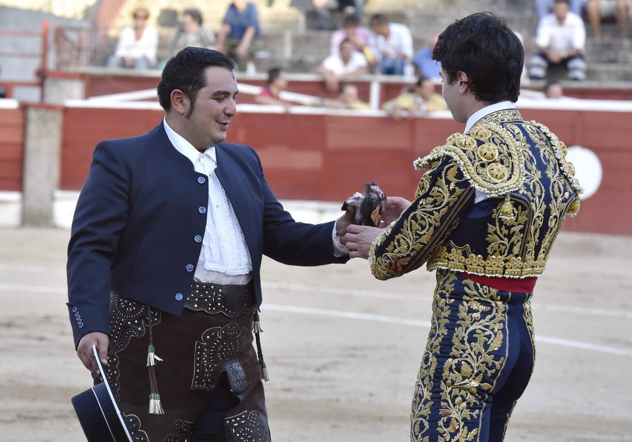 Álvaro García y Antonio Catalán 'Toñete' salieron por la puerta grande a hombros de los quintos