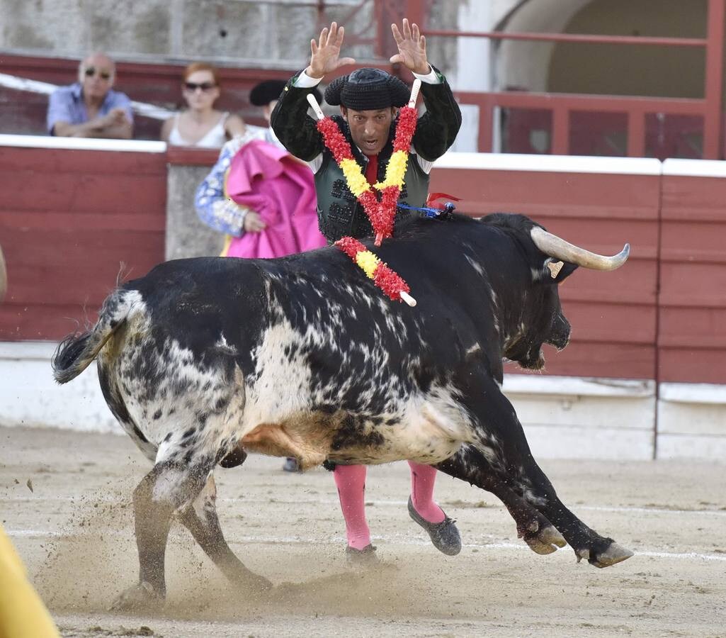 Álvaro García y Antonio Catalán 'Toñete' salieron por la puerta grande a hombros de los quintos