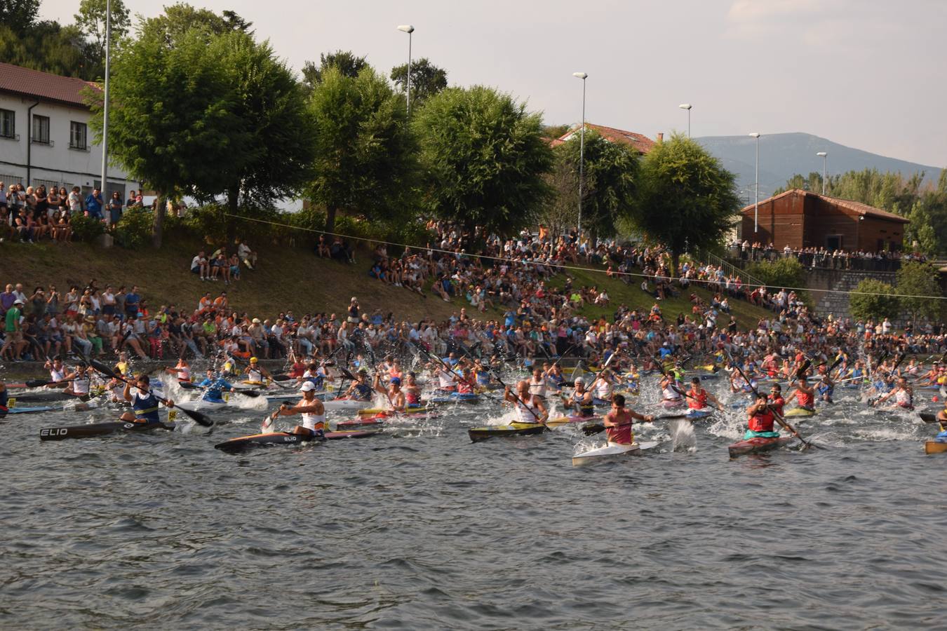 La competición contó con la participación de 320 palistas y 247 embarcaciones