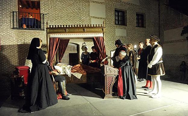 Escena de la recreación de la muerte de Isabel la Católica.