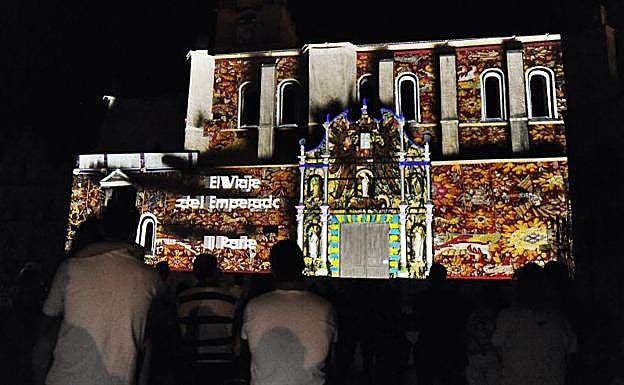 La Colegiata se transformó anoche en los escenarios que recorrió Carlos V a través del juego de luces e imágenes