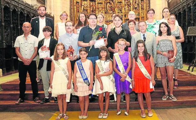 Los poetas participantes, el jurado, las damas infantiles de 2016 y representantes institucionales . 