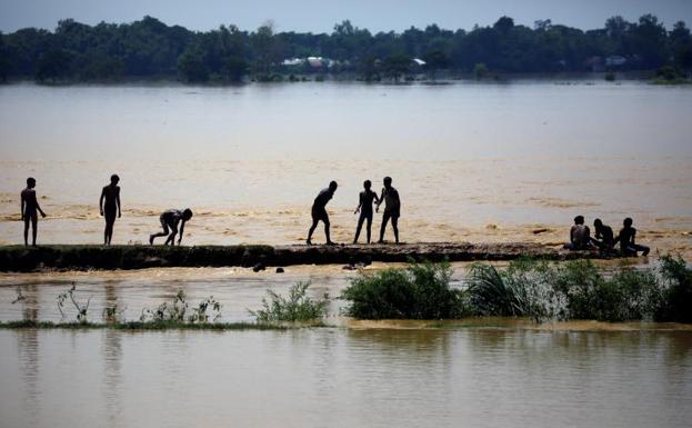 Varias personas afectadas por las inundaciones.