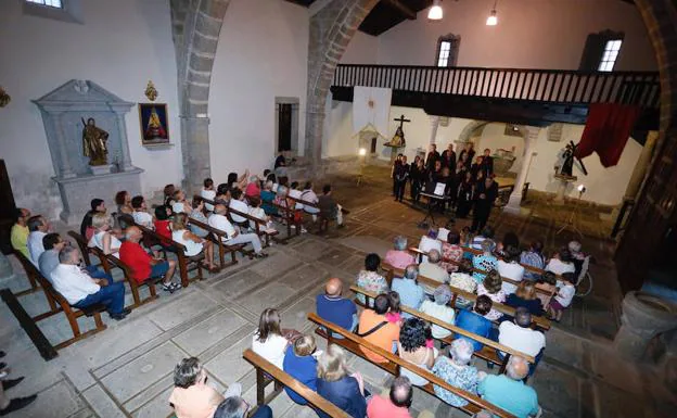 Público asistente a la actuación del coro en la iglesia parroquial. para ver la actuación 