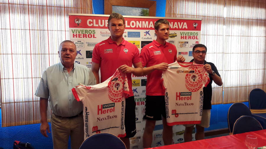 Oleg Kisselev (segundo por la izquierda), durante su presentación como jugador del Balonmano Nava.