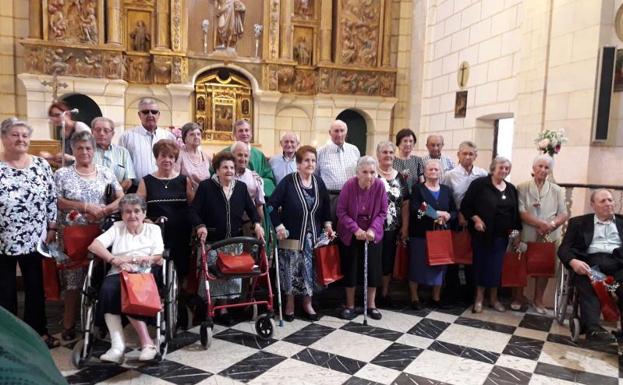 Homenaje a los mayores en la iglesia de Quintanilla de Onsoña. 