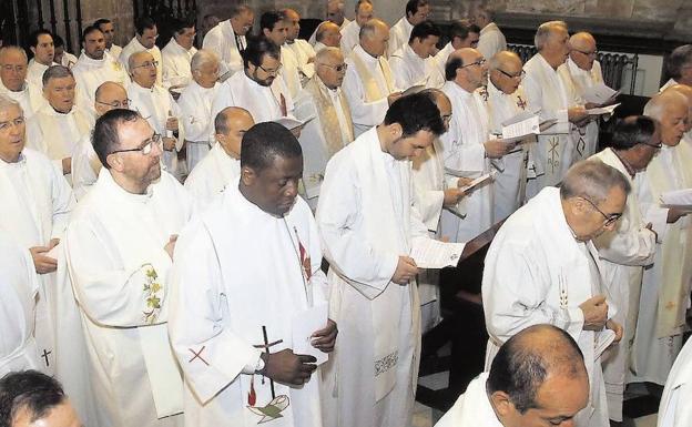 Sacerdotes en una misa crismal oficiada en la Catedral de Segovia. 