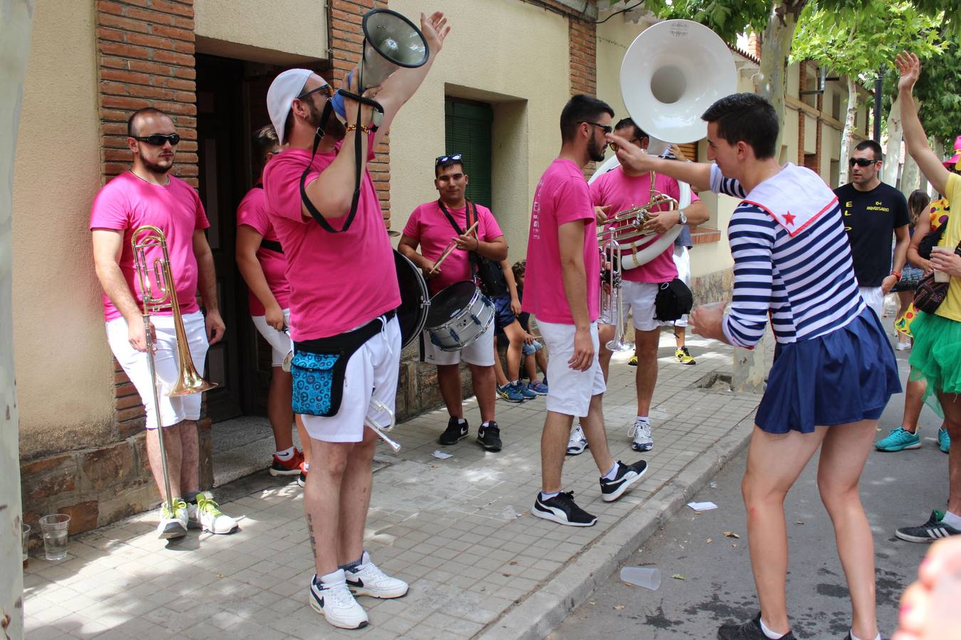 El vermú musical, basado en un concurso de disfraces de temática libre, es uno de los eventos que goza de más éxitos