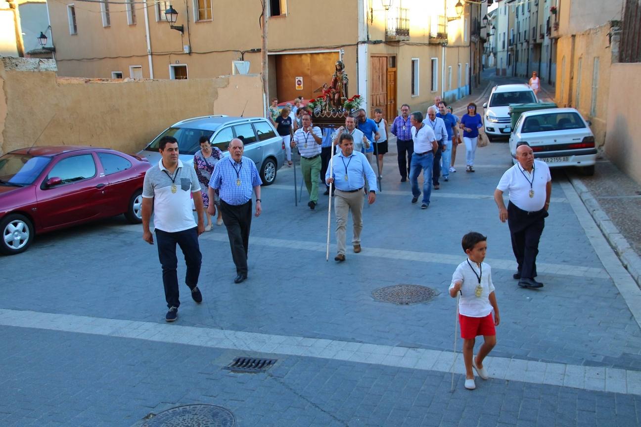 Tras la misa, que tuvo lugar en la iglesia de Santiago, los cofrades portaron a hombros la imagen del santo durante la procesión