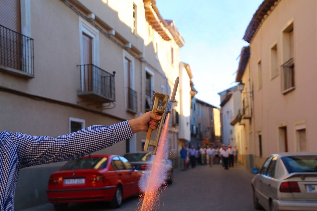 Tras la misa, que tuvo lugar en la iglesia de Santiago, los cofrades portaron a hombros la imagen del santo durante la procesión