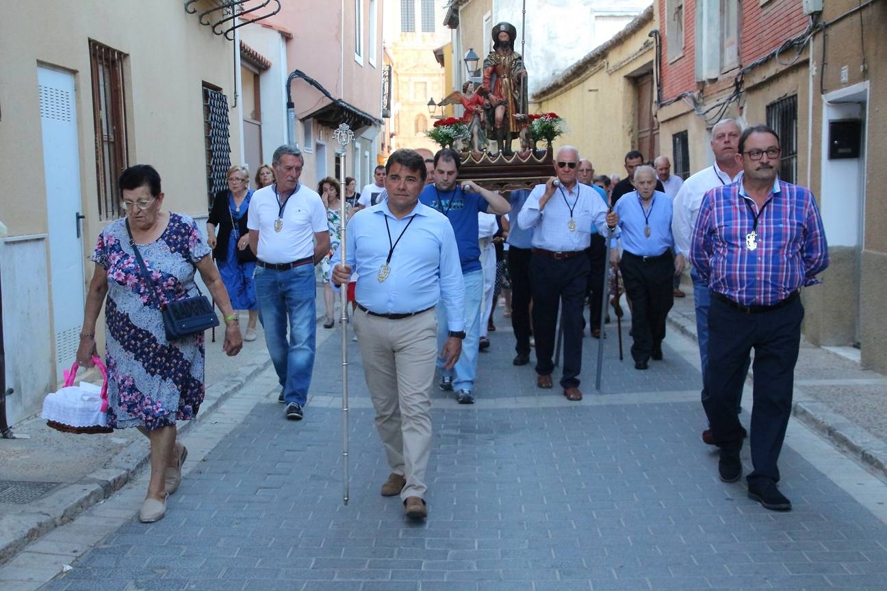 Tras la misa, que tuvo lugar en la iglesia de Santiago, los cofrades portaron a hombros la imagen del santo durante la procesión