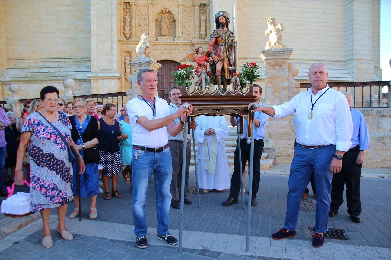 Tras la misa, que tuvo lugar en la iglesia de Santiago, los cofrades portaron a hombros la imagen del santo durante la procesión