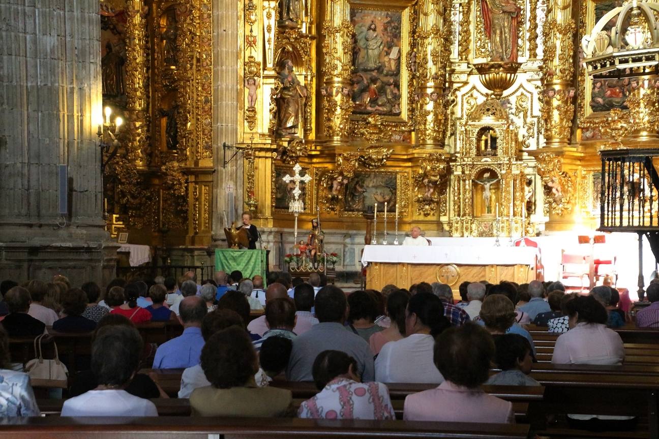 Tras la misa, que tuvo lugar en la iglesia de Santiago, los cofrades portaron a hombros la imagen del santo durante la procesión