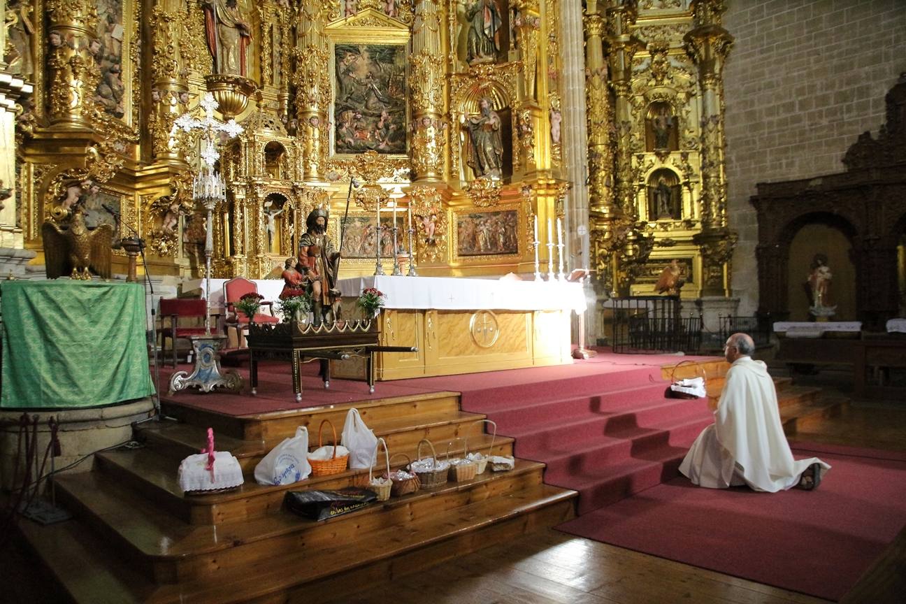 Tras la misa, que tuvo lugar en la iglesia de Santiago, los cofrades portaron a hombros la imagen del santo durante la procesión