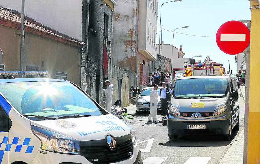 Agentes de la Policía Local y Nacional acudieron a la calle Limón al descubrirse el cadavér de una mujer, que pereció durante el incendio de su vivienda. 