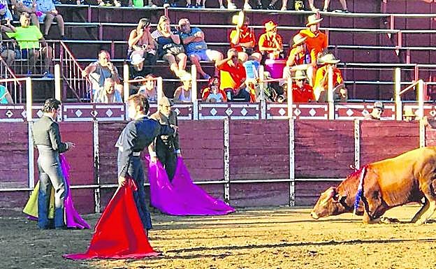 El festejo de ayer atrajo al público hasta la plaza de toros.