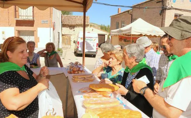 Varios vecinos adquieren pan, hoy en Cobos de Cerrato. 
