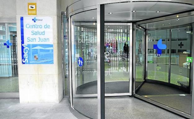 Entrada a uno de los centros de salud de la capital salmantina, el de San Juan, ubicado en la avenida de Portugal. 