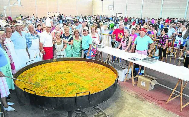 Linares de Riofrío. La asociación de mayores fue la encargada de elaborar la paella que degustaron todos los vecinos como broche final a las fiestas.