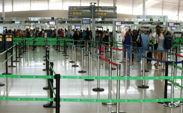 Los pasajeros pasan los controles en el aeropuerto de El Prat