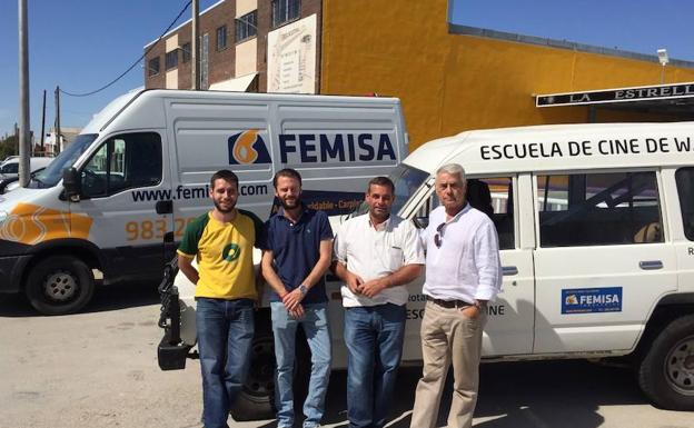 Francisco Heras (derecha) junto a su hijo (el segundo por la izquierda), otros colaboradores y el vehículo donado. 