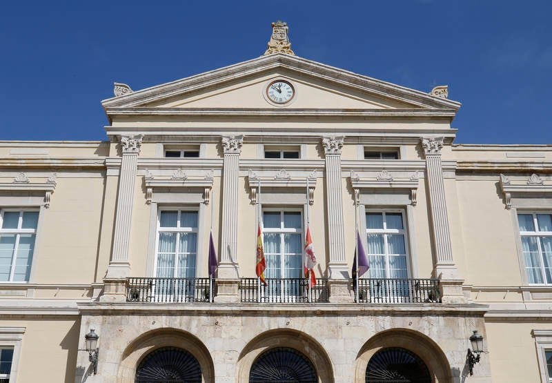 La Plaza Mayor, la Subdelegación del Gobierno y varios puntos de la provincia reflejan el dolor por las víctimas de los atentados