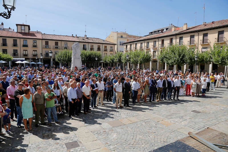 La Plaza Mayor, la Subdelegación del Gobierno y varios puntos de la provincia reflejan el dolor por las víctimas de los atentados